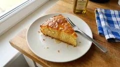 Ραβανί Νάξου στο ταψί: αφράτο, σωστά σιροπιασμένο και με άρωμα λεμονιού