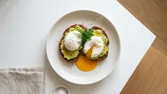 Αυγά ποσέ που βγαίνουν πάντα σωστά – πάνω σε τοστ με αβοκάντο