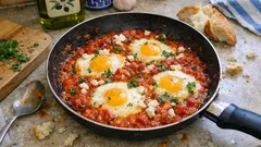 Αυγά με ντομάτα στο τηγάνι: σάλτσα που δένει και αυγά όπως τα θέλετε (μελάτα ή σφιχτά)