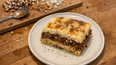 Vegan παστίτσιο με κιμά μανιταριών και κρεμώδη μπεσαμέλ — κόβεται τέλεια