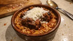 Γιουβέτσι στον φούρνο με κατσικάκι και κεφαλοτύρι – μελωμένη σάλτσα, σπυρωτό κριθαράκι