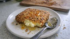 Φέτα σαγανάκι χωρίς φύλλο στον φούρνο: τραγανή έξω, μαλακή μέσα