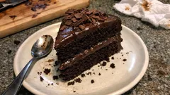 Τούρτα σοκολάτας με αφράτο παντεσπάνι και βουτυρένια κρέμα – βγαίνει πάντα