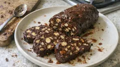 Κορμός σοκολάτας χωρίς ζάχαρη: εύκολο γλυκό ψυγείου με φουντούκια και κάστανα