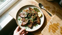 Μοσχαρίσιο συκώτι στο τηγάνι με κρεμμύδια — μαλακό σε λίγα λεπτά