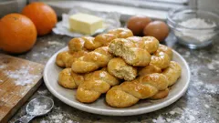 Αφράτα πασχαλινά κουλουράκια σαν τσουρέκι – με πορτοκάλι και μαστίχα