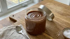 Σπιτική πραλίνα φουντουκιού με κουβερτούρα: κρεμώδης και σταθερή, χωρίς ιδιαίτερο κόπο