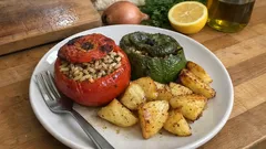 Γεμιστά «του πεντάλεπτου»: ντομάτες και πιπεριές με ρύζι που βγαίνουν μελωμένες