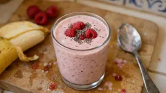 Smoothie με μπανάνα και σμέουρα: κρεμώδες, δροσερό και έτοιμο σε 5 λεπτά