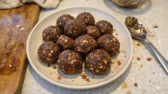 Ενεργειακές μπαλίτσες με κακάο & φυστικοβούτυρο – έτοιμες σε 10′, χωρίς ψήσιμο