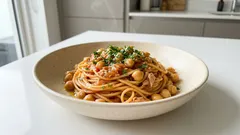 Μακαρόνια με ρεβύθια και τόνο σε μία κατσαρόλα — πλούσια σάλτσα ντομάτας