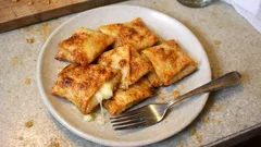 Γκιουζλεμέδες Μυτιλήνης: τραγανά πιτάκια-φάκελοι με τρία τυριά