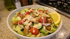 Υγιεινή σαλάτα Καίσαρα με κοτόπουλο στο air fryer και κρουτόνς ολικής