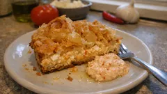 Τσαλακωτή τυρόπιτα με τυροκαυτερή: τραγανή, πικάντικη και πανεύκολη στον φούρνο