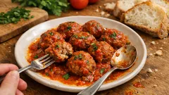 Κεφτεδάκια με σάλτσα ντομάτας: το μικρό τρικ για να βγουν ζουμερά και δεμένα