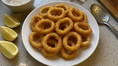 Καλαμαράκια τηγανητά τραγανά: σωστή θερμοκρασία, ελαφρύ πανάρισμα, χωρίς λάδι