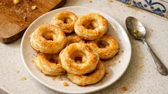 Δαχτυλίδια μήλου με σφολιάτα: εύκολο γλυκό φούρνου με άρωμα κανέλας