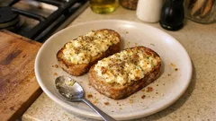 Τόστ φέτας στον φούρνο: τραγανό απ’ έξω, κρεμώδες από πάνω σε 10′