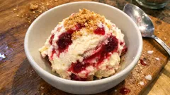 Παγωτό cheesecake με βύσσινο χωρίς παγωτομηχανή: κρεμώδες και πανεύκολο