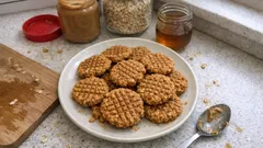 Μπισκότα φυστικοβούτυρου με 3 υλικά: με βρώμη και μέλι, έτοιμα σε 10′