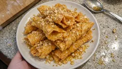 Δίπλες τραγανές και ανάλαφρες με μέλι – το κόλπο για να μη μαλακώνουν