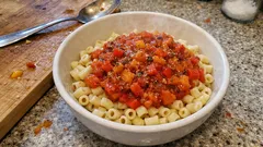 Κοφτό μακαρονάκι με «κιμά» πιπεριάς: νηστίσιμη μακαρονάδα που δένει τέλεια με τον ζωμό