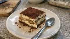 Τιραμισού με τυρί κρέμα: αφράτο, σταθερό και έτοιμο από την προηγούμενη