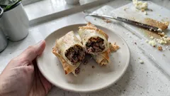 Πικάντικα κρεατοπιτάκια σε φύλλο κρούστας: λεπτά, τραγανά «πουράκια» στον φούρνο