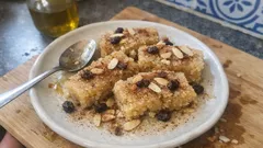 Σιμιγδαλένιος χαλβάς κατσαρόλας με σταφίδες και αμύγδαλο – δένει πάντα