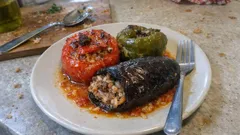 Γεμιστά με κιμά και ρύζι στον φούρνο: ζουμερά και μελωμένα, χωρίς να στεγνώσουν