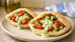 Αφράτη πίτα με 2 υλικά στον φούρνο – γέμισμα με σαλάτα και σως αβοκάντο