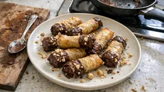 Σοκολατένια πουράκια με πραλίνα φουντουκιού: εύκολο γλυκό που βγαίνει πάντα τραγανό