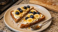 Τοστ με τυρί κρέμα, μύρτιλα και μπανάνα: γρήγορο πρωινό που χορταίνει