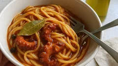 Μακαρόνια με χταπόδι στη ντομάτα: πώς να βγει τρυφερό και να δέσει η σάλτσα