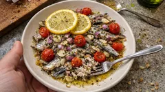 Γαύρος στο φούρνο λαδορίγανη: ζουμερός σε 15′ με λεμόνι και σκόρδο