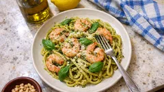 Γαριδομακαρονάδα με κατεψυγμένες γαρίδες και πέστο βασιλικού — ζουμερή, κάθε φορά