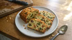 Νηστίσιμο αλμυρό κέικ με ελιές και λιαστή ντομάτα: αφράτο και εύκολο