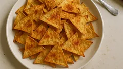 Τσιπς τορτίγιας στον φούρνο: τραγανά σε 15′ με πάπρικα και λίγο cayenne
