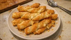 Στριφτά σφολιατάκια με κρέμα τυρί: τραγανά και έτοιμα σε 30′