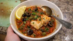 Μπακαλιάρος γιαχνί σε ένα τηγάνι: ζουμερός στη ντομάτα με κάπαρη και ελιές