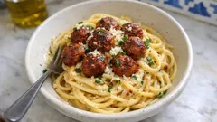 Πικάντικη καρμπονάρα με κεφτεδάκια – κρεμώδης σάλτσα χωρίς να κόψει το αυγό