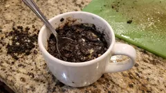 Oreo mug cake με 3 υλικά: το εύκολο γλυκό στο φλιτζάνι που γίνεται σε 5 λεπτά