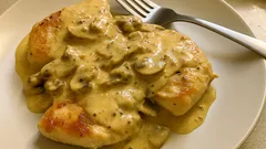 Κοτόπουλο α λα κρεμ με μανιτάρια: βελούδινη σάλτσα με κρασί, χωρίς κόπο