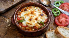 Μπουγιουρντί φούρνου στο πυρίμαχο: λιωμένη φέτα, κασέρι και ντομάτα σε 35′
