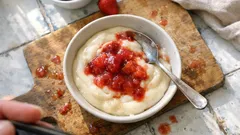 Νηστίσιμη πουτίγκα με σάλτσα φράουλας: δροσερό γλυκό ψυγείου με λίγα υλικά