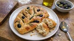 Φουγκάς με ελιές και δεντρολίβανο: τραγανή κόρα και άρωμα ελαιολάδου