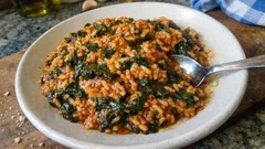 Σπανακόρυζο κοκκινιστό: πώς να γίνει ζουμερό, μελωμένο και γεμάτο άρωμα