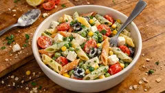 Μακαρονοσαλάτα πρωτεΐνης με φέτα και σως γιαουρτιού – ιδανική για γραφείο ή μπουφέ