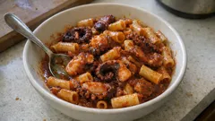 Χταπόδι με κοφτό μακαρονάκι: η κατσαρόλα που βγαίνει ζουμερή και δεμένη