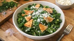 Σαλάτα σπανακόπιτα με φέτα: δροσερή, χορταστική και έτοιμη χωρίς κόπο